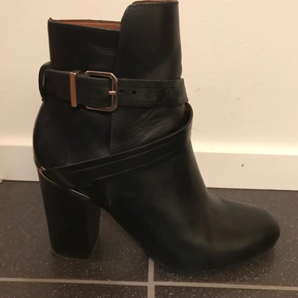 Ankelboots skinn med spänne i guld och ca 7cm klack. Köpta på & Other stories. En rem runt vristen detalj i guld baktill. Stabil hög klack, lite rundad tå. Mycket fint skick! Nypris 1299:-. Skor.