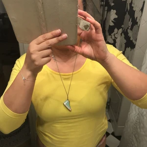  - Halsband med converse skor berlock 