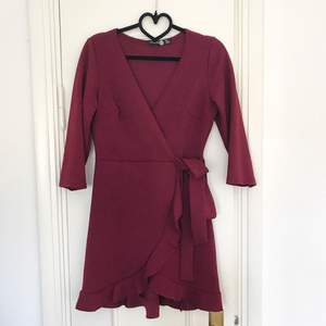 Jag säljer en superfin wrap dress i en bärigt röd nyans från Boohoo. Den visade sig tyvärr vara för liten för mig och är bara använd en gång, som ny! 