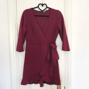  - Jag säljer en superfin wrap dress i en bärigt röd nyans från Boohoo. Den visade sig tyvärr vara för liten för mig och är bara använd en gång, som ny! 