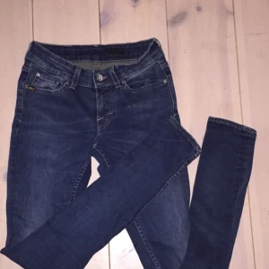  - Jeansen är från tiger of sweden och är i mycket bra skick. Modellen har låg midja och sitter tajt. Frakt tillkommer om köparen inte vill/kan mötas i Stockholm