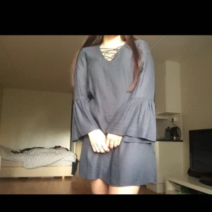  - Klänning från H&M, köpt i deras speciella kollektion för två år sedan. Storlek 36. Kan mötas i Malmö eller så står köparen för frakten.