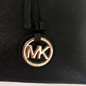  - Hej!  Nu är det så att jag har funderat länge över om jag ska sälja en av mina favorit väskor eller inte och jo det ska jag för har väldigt många! Så nu säljer jag min ÄKTA Mk väska för super super billigt pris och den är i jätte fin skick! Så hör bara av er seriösa köpare 