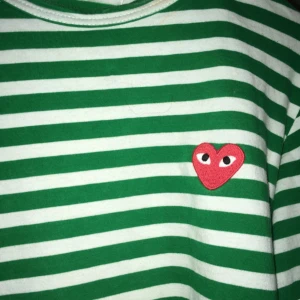  - Äkta cdg långärmad ! Bra skick förutom att lappen lossnat lite på ena sidan. Går enkelt att sy med ett stygn.