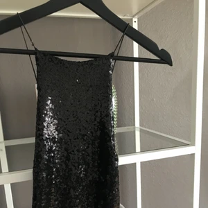  - En glittrig klänning ifrån Rebecca Stella. Använd vid ett tillfälle så mycket fin! 