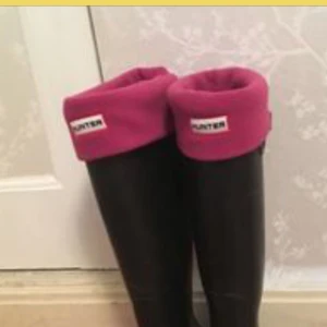  - Ett par hunter strumpor som är lila i storlek 37! Hur fräscha som helst!!