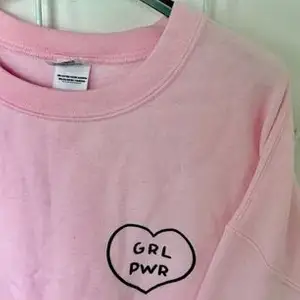 Rosa sweatshirt med GRL PWR tryckt fram. Stor storlek men snyggt oversize på en M-L och passar även på en XL!