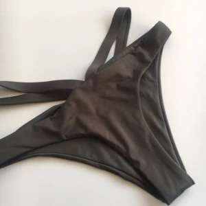  - Fin militärgrön bikini underdel. Färgen syns inte riktigt på bilderna men sista bilden är tydligast!🌸 aldrig använd då jag råkade köpa 2st🌺🌷