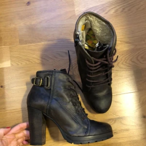  - Ankelboots från Rizzo i oljat skinn och fårull.