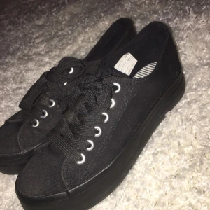  - Skor med platå från Duffy. Använda 1-2 gånger så är i fint skick! Köparen står för frakten.