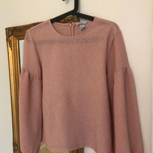  - Fin topp med ballongärmar Endast använd 1 gång då storleken inte passar mig  Frakt ingår i priset 🌟