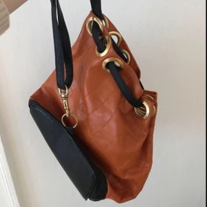  - Vintage skulderväska köpt i Paris. Charmig och superfin 