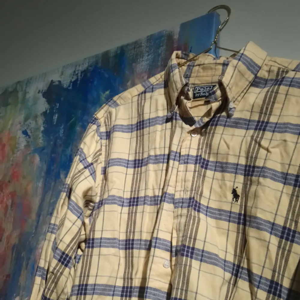 Superskön gul/blå-rutig skjorta från Ralph Lauren i bra skick! . Skjortor.