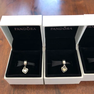  - Berlocker från Pandora. 100kr/styck och alla fem för 300kr. Köper du flera får du rabatt. Alla berlocker är i silver och passar deras armband.