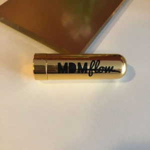  - ”Boss” färgat läppstift; ny, använd en gång för att kolla färgen, men det blev inget för mig; köparen står för frakten 