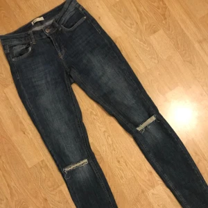  - mörkblåa jeans från gina tricot. storlek 36 med ”normal/låg” midja. trasig i två av hällorna men inget jag har stört mig på. köpare står för frakt.