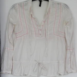  - Perfekt till vår och sommar! ☆ Ljusrosa blus med snörning nedtill i tunn bomull. Sparsamt använd. Storlek 36.
