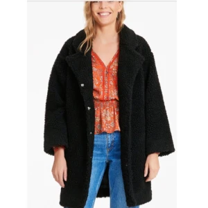  - Säljer en teddyjacka från Indiska! Nypris 899kr och slutsåld sen oktober. Några knapparna har trillat av så jag har sytt på dem själv, därför det låga priset ‼️