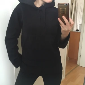  - Svart hoodie från H&M, säljs då den inte används och därav är den endast använd 2 gånger med 2 tvätt🌸 storlek XS, passar S, 170kr, (frakt inkluderad)