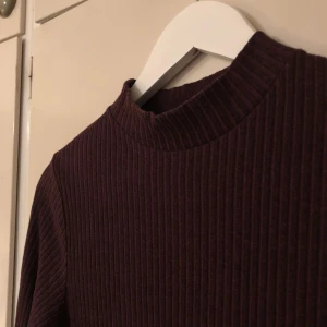  - Sparsamt använd. Färgen var svår att visa, den har en kall mörkare vinröd färg. Ska sitta tight och slutar precis ovanför knäna om man är lång, och precis under om man är normallång/kortare.   Frakt tillkommer.