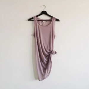  - ☂☂☂ Lila transparent långt linne från Monki strl S. En maska har gått vid halsen, se bild Nmr 3. Kan skicka eller mötas i Stockholm. Köparen står för frakt. 🍆🍆🍆