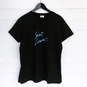  - Äkta Saint Laurent Paris t-shirt. Köpt från SSENSE, kvitto/orderbekräftelse medföljer