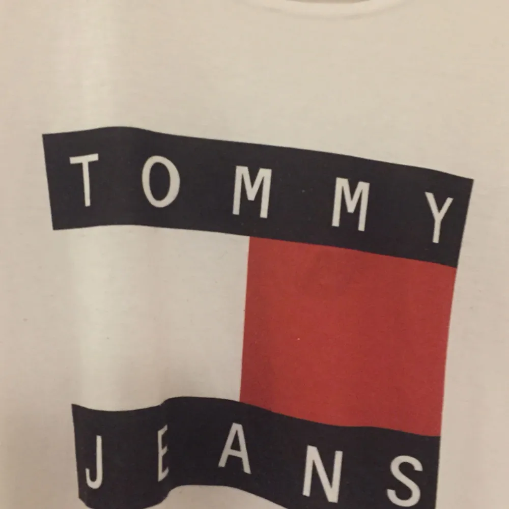 Tommy jeans tröja jag fått för länge sedan men knappt använt. Vet inte om den är äkta eller inte då jag fått den! Men den ser väldigt äkta ut och är i Bra skick och möts antingen upp i sthlm eller så tillkommer frakt:). Skjortor.