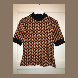  - Riktigt noice mönstrad polotröja från Monki. Jättemjuk och skön + aldrig använd!! Står S på lappen men materialet är real stretchy så skulle säga S/M. Frakt betalas av köparen elr så möts vi upp i Stockholm!❣️✨