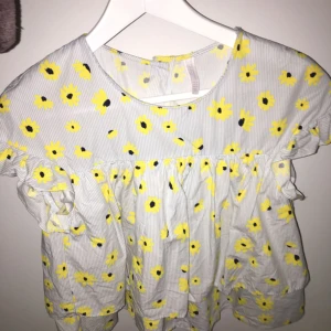  - Zara blus, passar S och kanske XS.