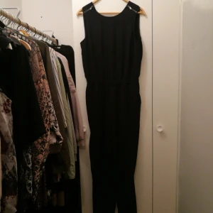  - Svart fin jumpsuit i storlek 38, med något öppen rygg. Helt oanvänd. Prislapp finns kvar. Priset är prutat och klart. Finns att hämta i centrala Norrköping. 