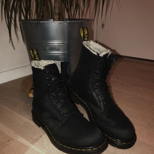  - Fodrade Dr. Martens. Frakten är inkluderad 