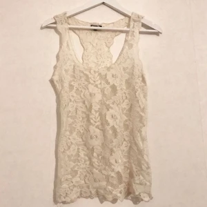  - Spetslinne i benvitt/vitt från BikBok! Storlek M, men jag som är XS har använt det lite ”oversize”. Dock endast någon gång - så finfint skick!