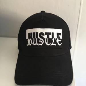  - Keps från Monki med tryck på framsidan. Justerbar storleksrem på baksidan.