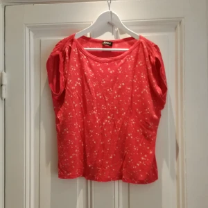  - Korallfärgad tröja från Kookai. Bra skick.  