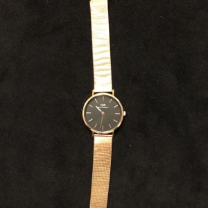  - Selling my brand new Daniel Wellington  golden watch 32 MM  2017  . Got it as a gift 