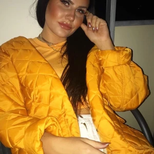  - 🍊fin orange jacka i strl 42-44. manchesterkrage och knappar vid sidan. 🍊