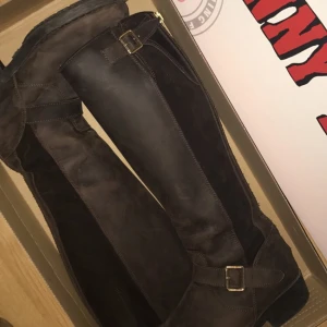  - Jhonny bulls i mocka och skinn, storlek 38! Bra skick! Endast använda en säsong 