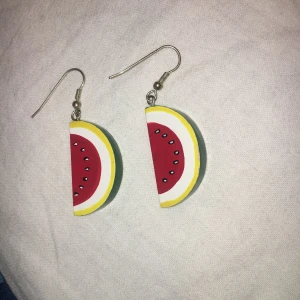  - Superfina örhängen🍉