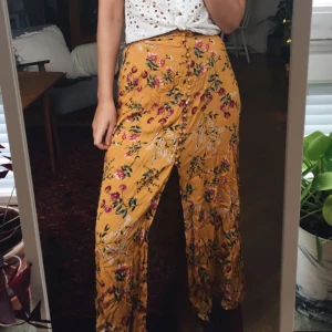  - Kjolen är köpt från Boutique Allegra online. Jag skulle ha den på semester men fick den dessvärre försent och har sedan dess inte haft användning för den. Den är alltså oanvänd och därför i perfekt skick. Den är något skrynklig på bilden men det är bara att stryka :) nypris 500kr  Möts helst upp i Stockholm om det finns möjlighet! 