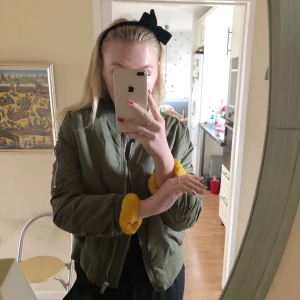  - Grön bomberjacka från Rut & circle🌷 fint skick, sitter bra på men kommer tyvärr inte längre till användning. Strl 42 men passar även någon som har 38/40. Köparen står för frakt. Betalning via swish 🤗