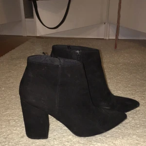  - Svarta matta skor från H&M, storleken ligger på 40/41. Dem är använda men i fint skick, lite slitna. frakt tillkommer om varan behövs att skickas🦋