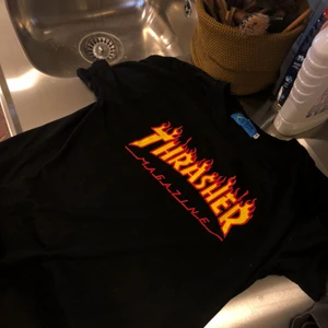  - Thrasher tröja, inte äkta men riktigt snygg och bra kvalitet, frakt tillkommer. EDIT: buda i kommentarsfältet, många är intresserade, lägsta bud 50kr