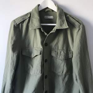 Jättefin ljusgrön jacka från Ginatricot. Säljer endast då jag har flera liknande 🌸 fickor uppe på bröstet. Använd ett fåtal gånger. Frakt tillkommer eller möts i Göteborg 