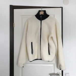  - Fluffig vår/sommar/höst-jacka Aldrig använd Retro Fraktavgift tillkommer (fraktfritt: jag kan mötas upp i Malmö) Skickar gärna fler bilder! 