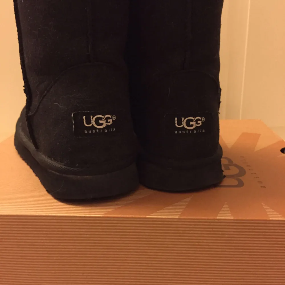 Svarta UGGs, använda ett par gånger bara, säljes pga fel storlek. Köpare står för frakt.. Skor.