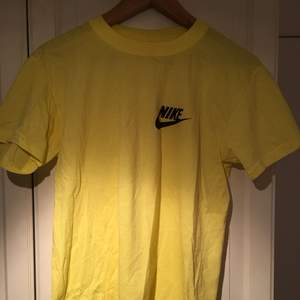 Gul Nike T-shirt Fejk, men bra kvalité  Pris exkl frakt 