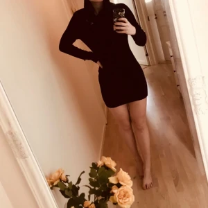  - Supermysig stickad klänning från HM🖤 (skiiiiiitsnyggt till ett par höga strumpor eller skor!) Supergo krage, mjukt material och precis lagom kort! Säljer för att jag har en nästan precis lika dan redan. Felfritt skick! FRI FRAKT! Ställ gärna frågor om mått mm!⭐️