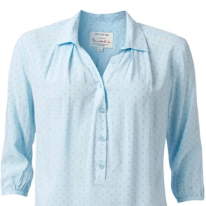  - Ljusblå mönstrad blus från Bondelid i jätteskön och luftig 100% viscose. Har legat nedpackad så behöver strykas, men annars i finfint skick! Storlek 40 men passar även mindre storlekar Nypris 600:-