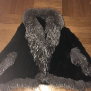  - Säljer min fina mink poncho pga att den inte används längre, passar bra till allt. Jättebra skick 👌