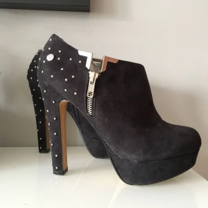  - Ett par riktigt snygga klackskor som jag endast använd på min bal. Väldigt sköna att gå i🥂 